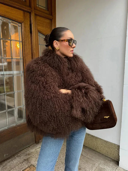 Manteau femme marron en tissu doux, coupe enveloppante, idéal pour les journées fraîches.