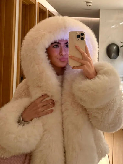 Manteau beige pour femme, décontracté, avec capuche en fausse fourrure, adapté aux journées fraîches.