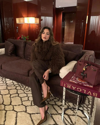 Manteau femme en fausse fourrure beige, coupe moderne, tissu doux et moelleux.