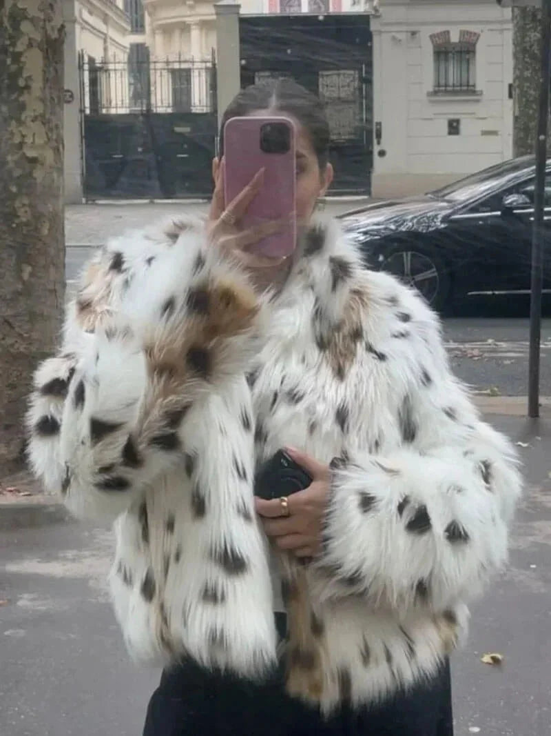 Manteau femme en fausse fourrure avec imprimé léopard, coupe classique, idéal pour les journées fraîches.