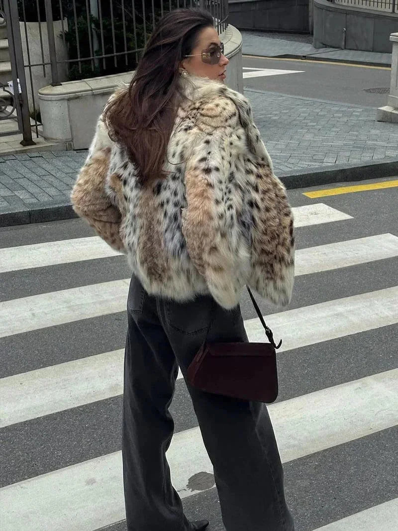 Manteau femme en fausse fourrure imprimé léopard, coupe moderne, doux et chaud.