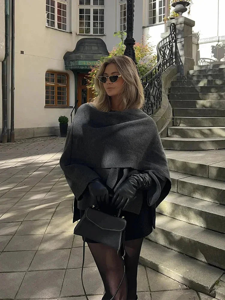 Manteau court marron pour femme en coton, avec ceinture intégrée et détails de coupe modernes.