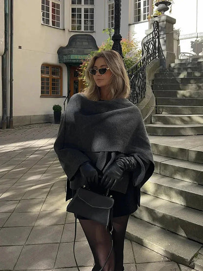 Manteau court marron pour femme en coton, avec ceinture intégrée et détails de coupe modernes.