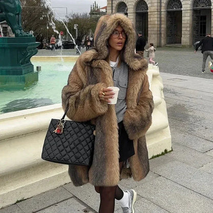 Manteau long marron pour femme avec capuche et doublure, adapté pour les journées froides.