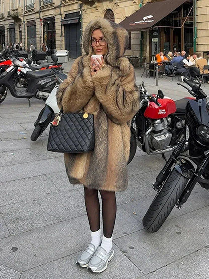 Manteau long marron pour femme avec capuche doublée, en matériau chaud, design simple pour l'hiver.