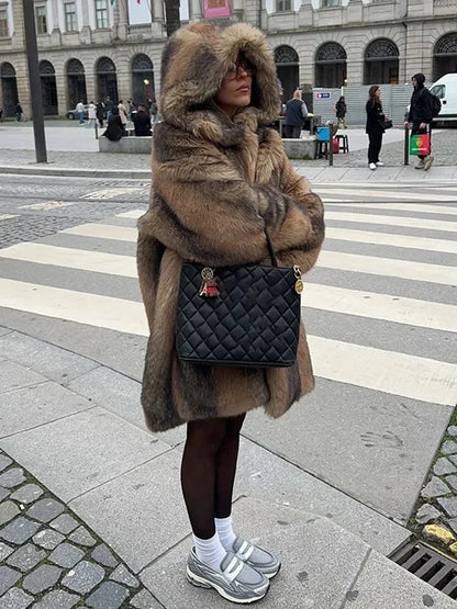 Manteau long marron pour femme avec capuche doublée, en tissu doux, idéal pour l'hiver.
