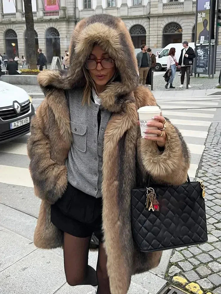 Manteau long marron pour femme avec capuche doublée, conçu pour les jours froids, en matériau doux et régulateur de…