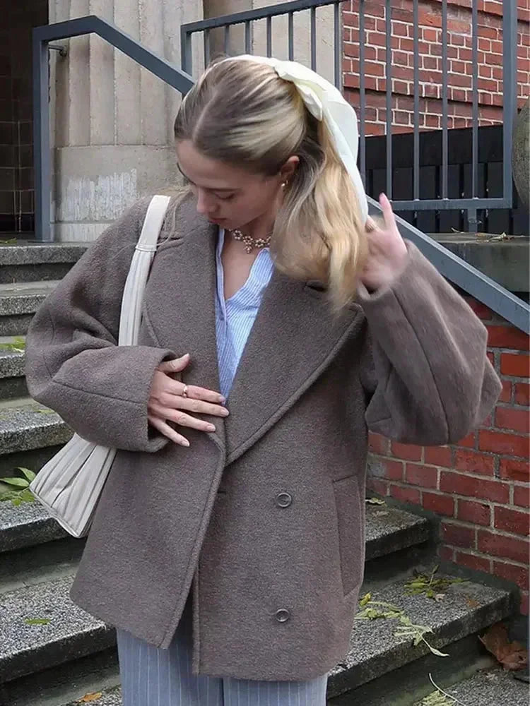 Manteau oversize marron pour femme avec boutons, en tissu doux, adapté pour les journées d'automne.