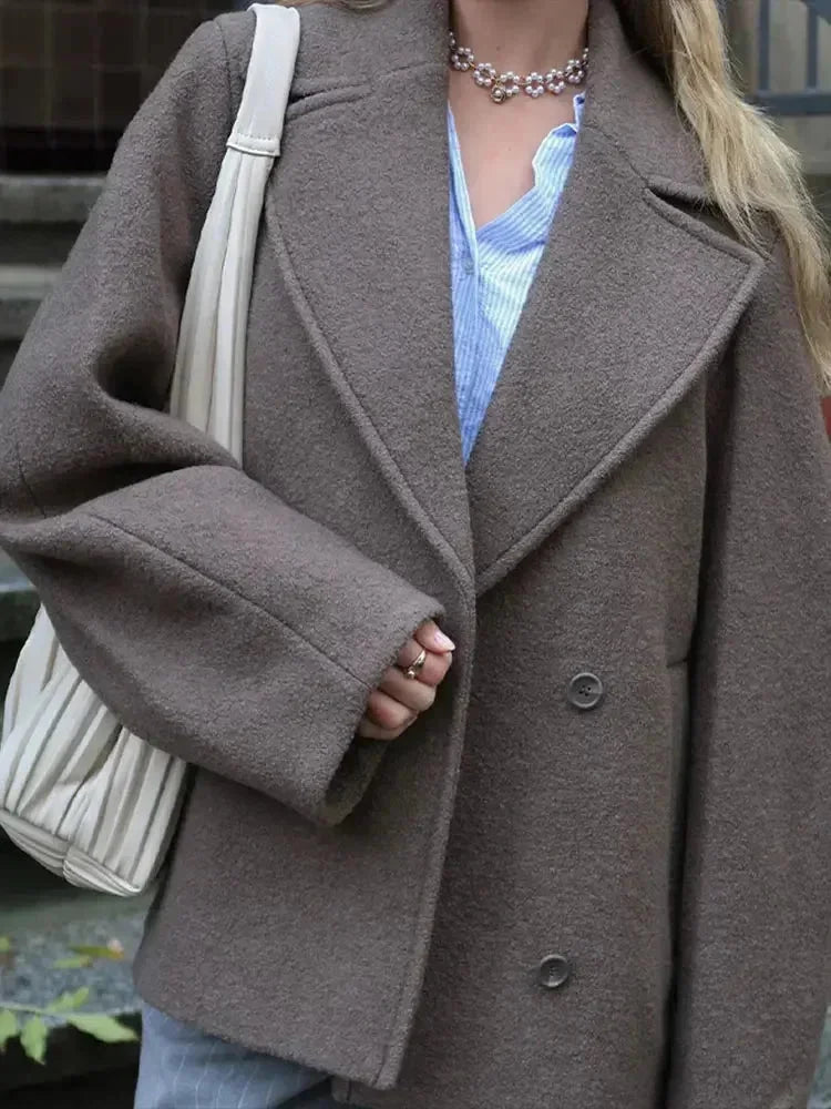 Manteau oversize marron pour femme avec boutons, en tissu doux, adapté pour des tenues décontractées ou élégantes.