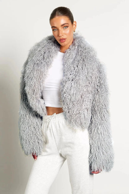 Manteau femme en peluche gris, manches longues, design à boutons.