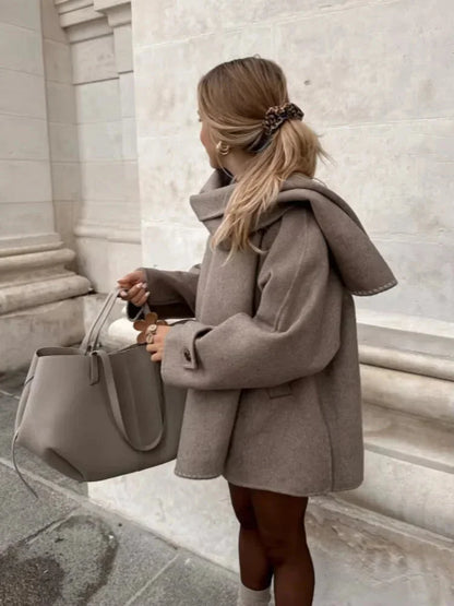 Manteau femme taupe avec écharpe intégrée et boutons, en matériau chaud pour un confort optimal.