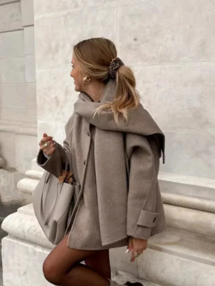 Manteau femme taupe avec écharpe, boutons, en tissu doux, design élégant pour les journées fraîches.