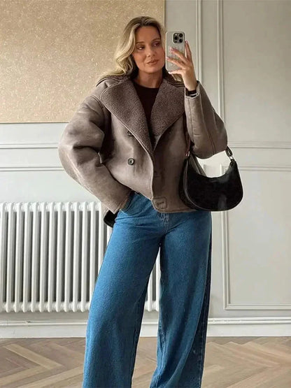 Manteau femme taupe avec col teddy, boutons et tissu doux pour les journées fraîches.