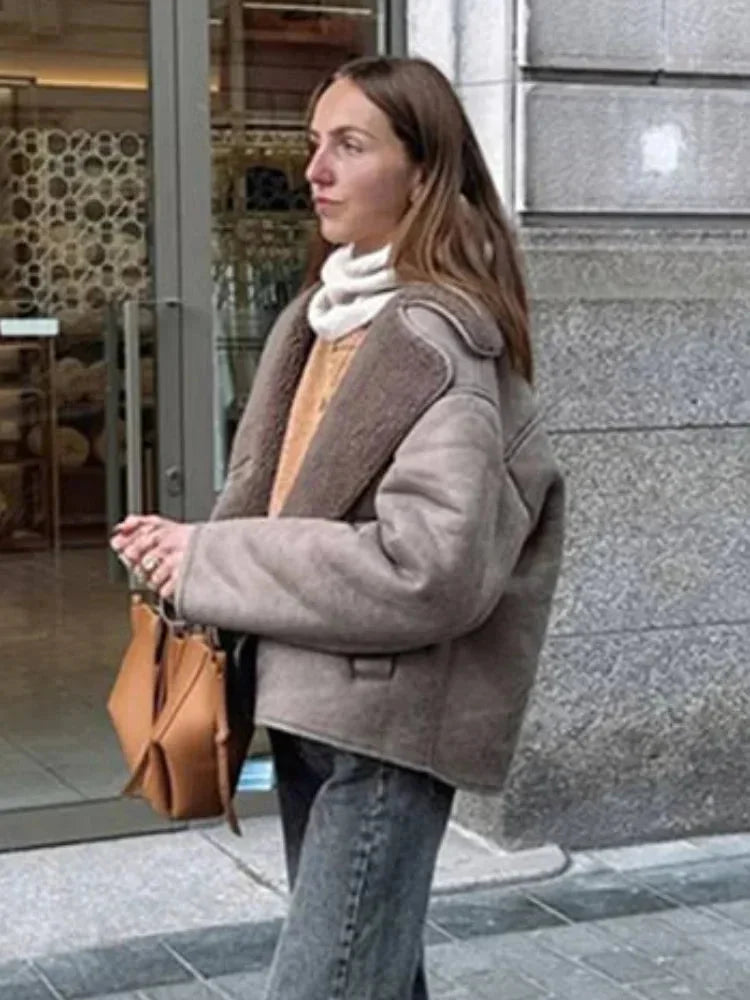 Manteau femme taupe, col teddy, boutons, coupe classique, en matériau chaud.