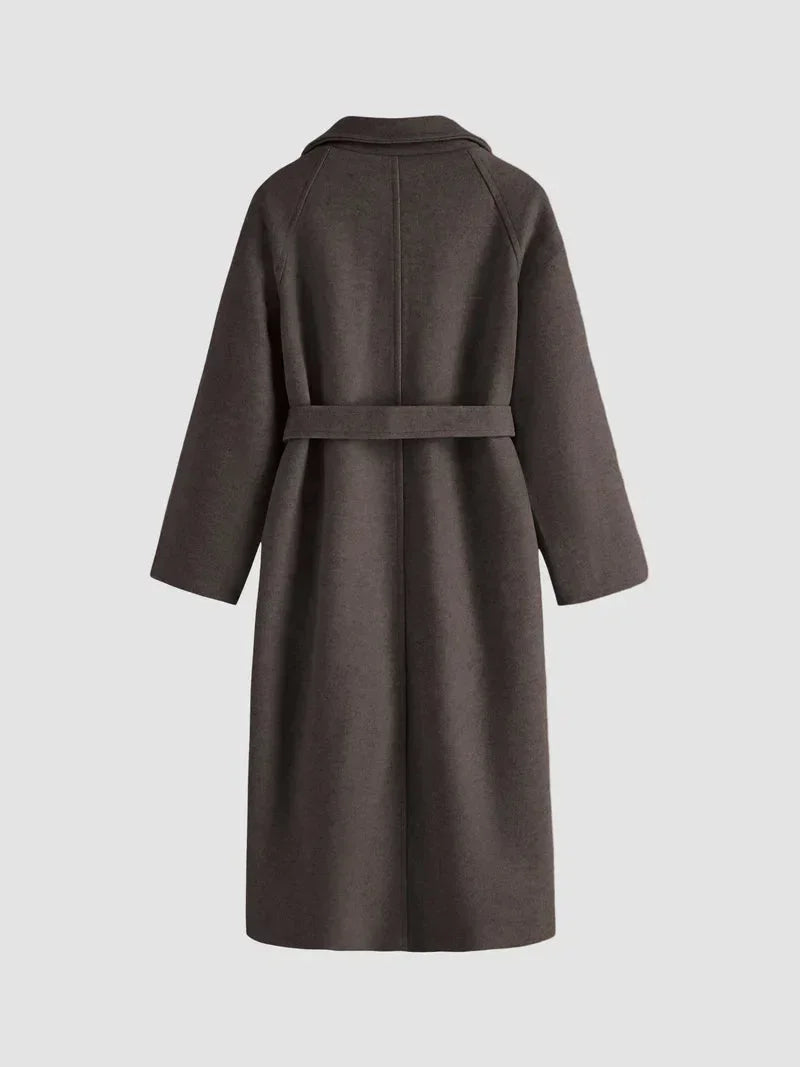 Manteau long marron pour femme, ceinture à la taille et col chic, conçu pour les journées fraîches.