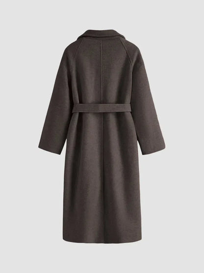 Manteau long marron pour femme, ceinture à la taille et col chic, conçu pour les journées fraîches.