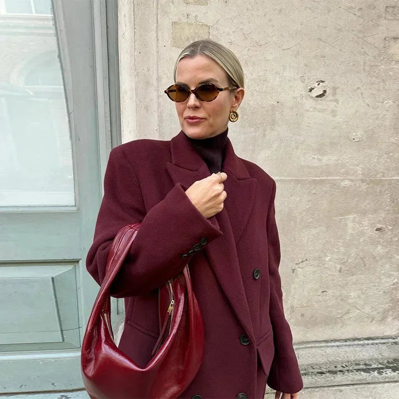Manteau long femme bordeaux en tissu chaud, à double boutonnage et col à revers.