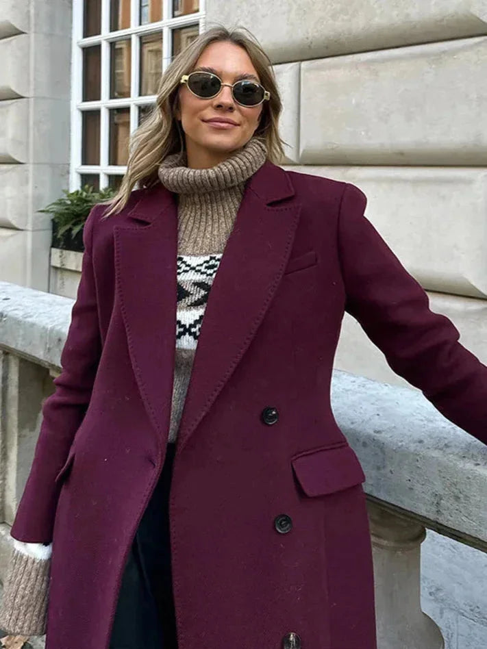 Manteau long femme bordeaux à double boutonnage et col à revers, en tissu chaud.