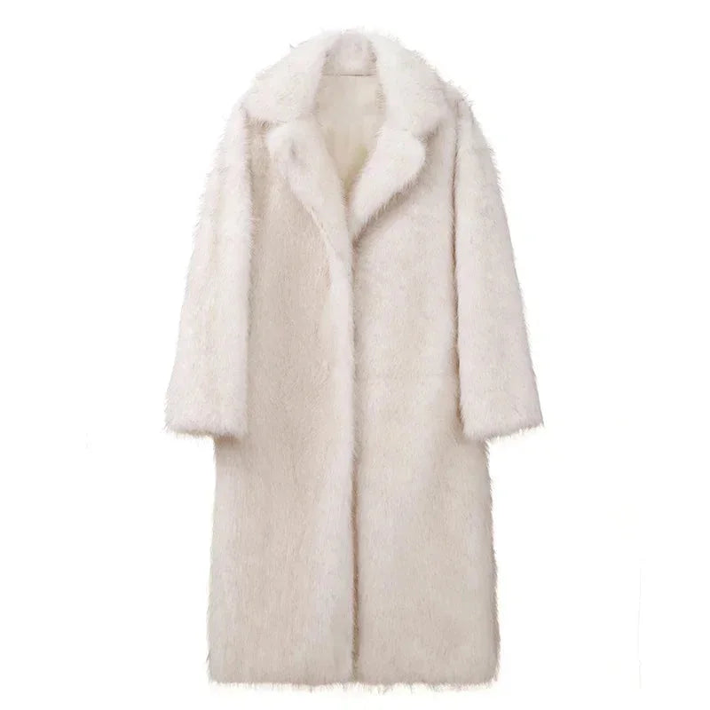Manteau long beige en fausse fourrure, coupe élégante, avec capuche, adapté pour les journées froides d'hiver.