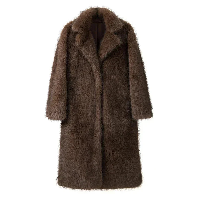Manteau long beige en fausse fourrure pour femme, avec un large col, adapté aux journées froides d'hiver.
