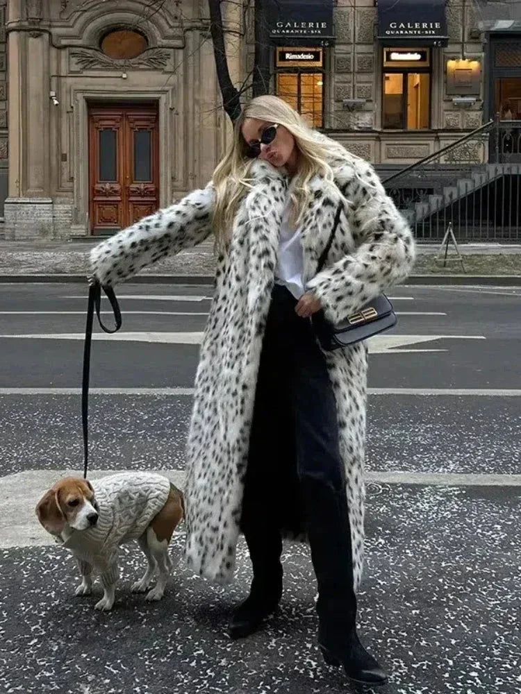 Manteau long femme en imprimé léopard, léger et respirant, idéal pour des styles variés.