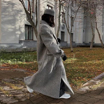 Manteau long femme kaki à rayures, en tissu doux, avec poches et coupe moderne. Parfait pour le quotidien.