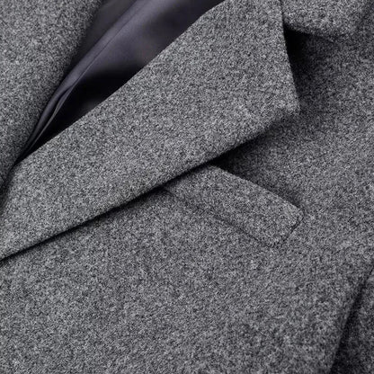 Manteau long femme à rayures modernes en laine, conçu pour les journées fraîches.