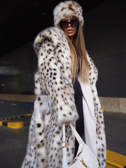 Manteau long femme blanc à motif léopard, ceinture incluse pour une silhouette cintrée.