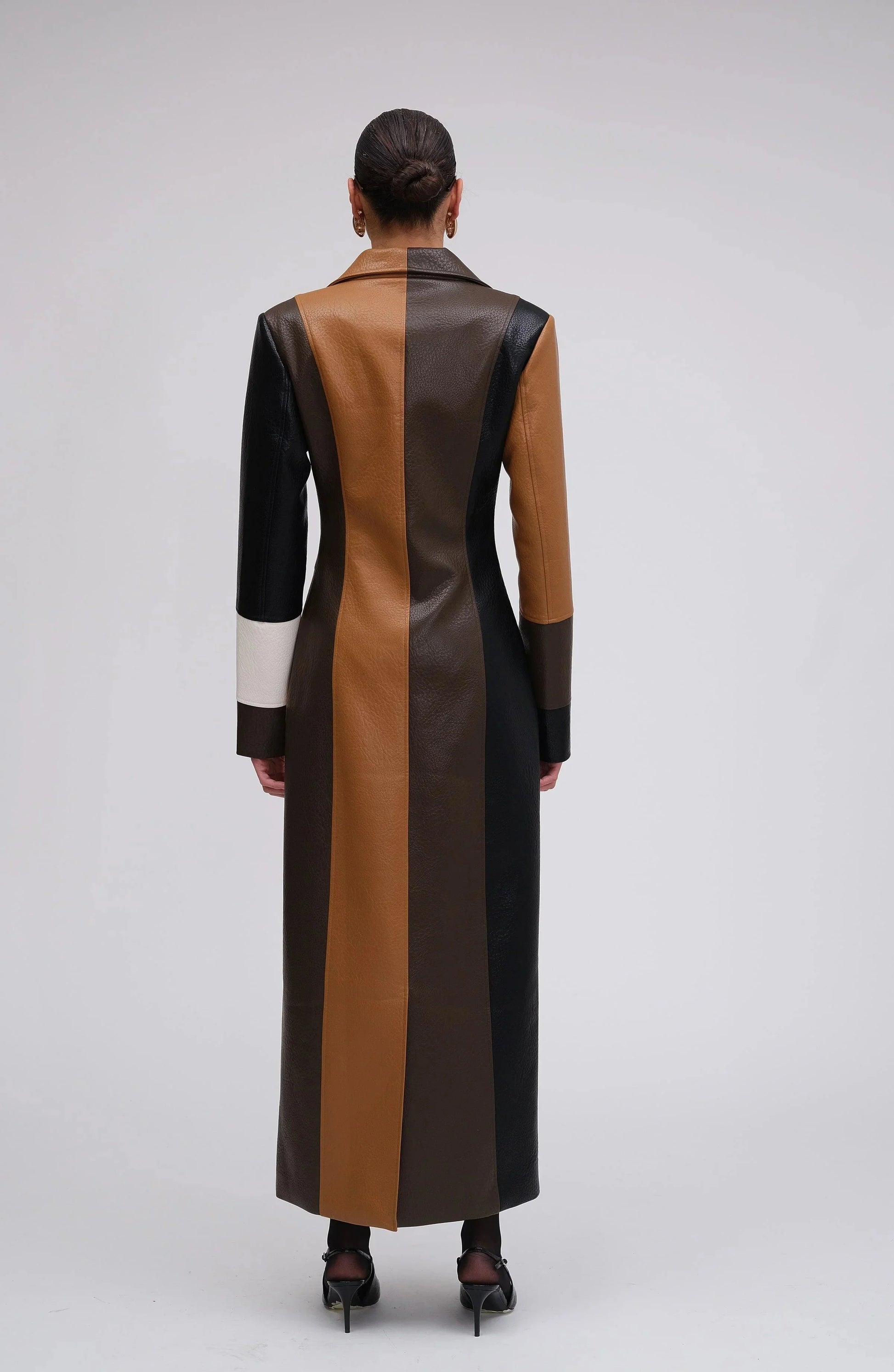 Manteau long femme multicolore en patchwork avec boutons décoratifs et manches longues.