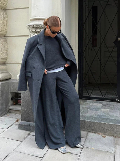 Manteau long femme gris en tissu léger, coupe élégante, adapté à toutes les saisons.