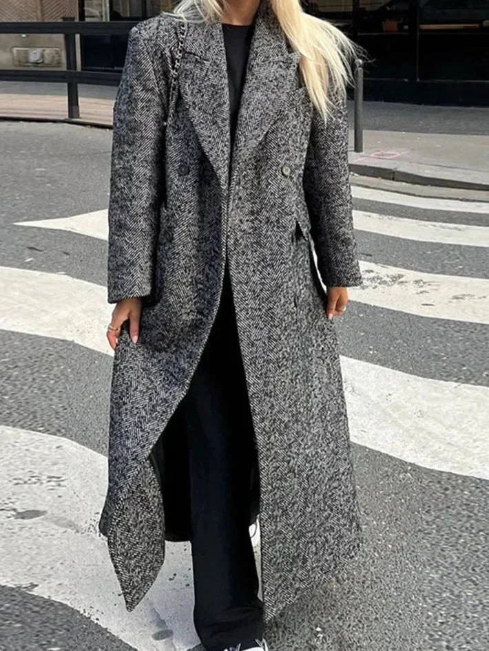 Manteau long gris femme en tissu doux, manches longues et coupe moderne, adapté pour un usage quotidien.