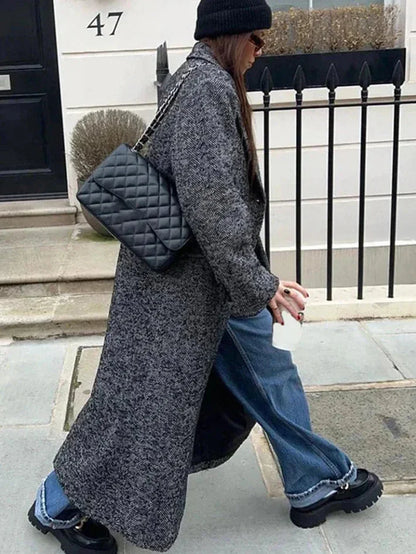 Manteau long gris femme à manches longues, en tissu doux, avec poches pratiques et design intemporel.