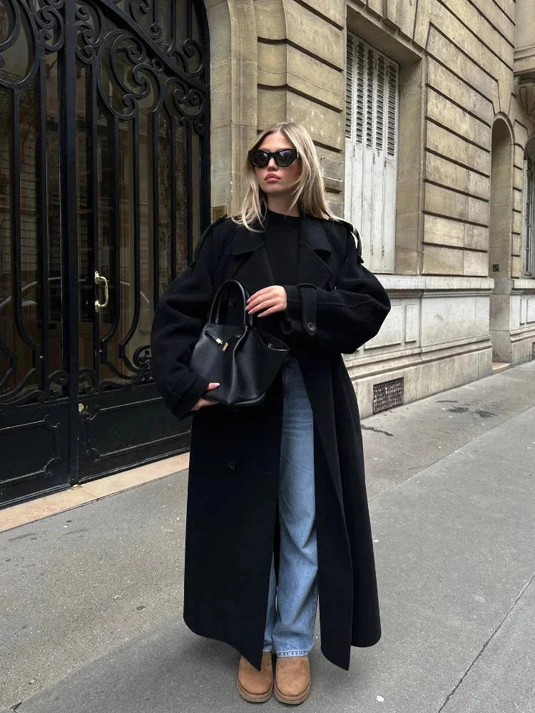 Manteau long noir femme avec ceinture, larges revers, en mélange de laine pour une protection contre le froid.