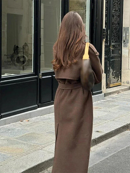 Manteau mi-long femme marron avec ceinture à la taille et boutons décoratifs.