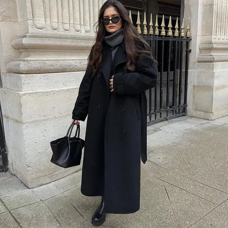 Manteau mi-long femme en tissu doux, avec ceinture à la taille et boutons décoratifs.