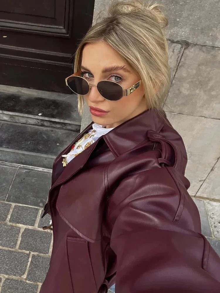 Manteau trench court bordeaux femme avec ceinture amovible et col classique, en tissu léger et respirant.