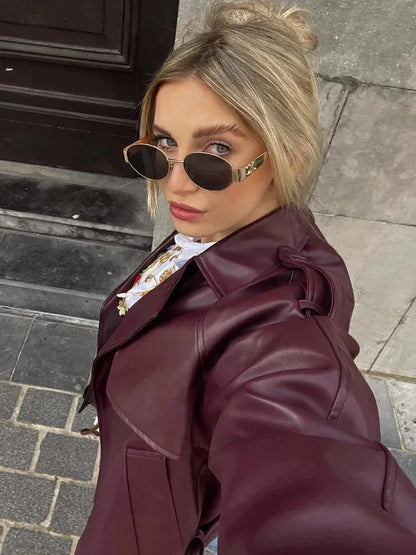 Manteau trench court bordeaux femme avec ceinture amovible et col classique, en tissu léger et respirant.