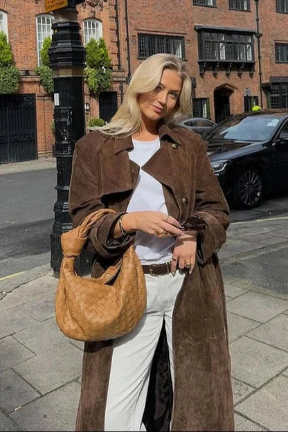 Manteau trench femme marron avec ceinture, revers et tissu résistant pour un style polyvalent.