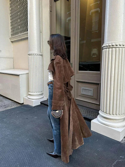Manteau trench femme marron avec ceinture à la taille et revers, en matériau léger, adapté à diverses conditions…