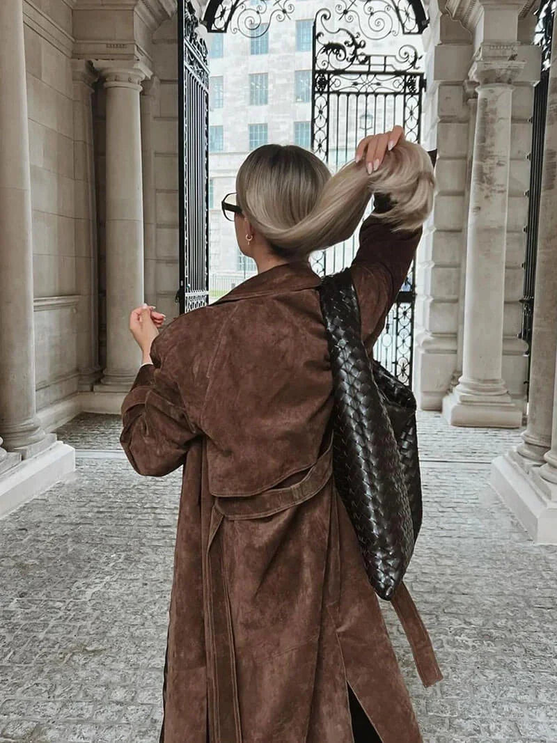 Manteau trench femme marron avec ceinture et revers, conçu pour les saisons intermédiaires.