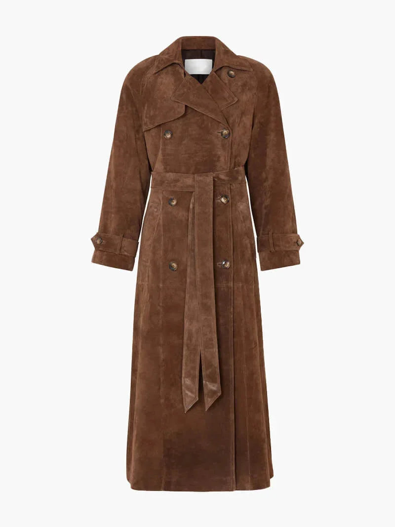 Manteau trench femme marron avec ceinture et revers, en tissu résistant, adapté à diverses occasions.
