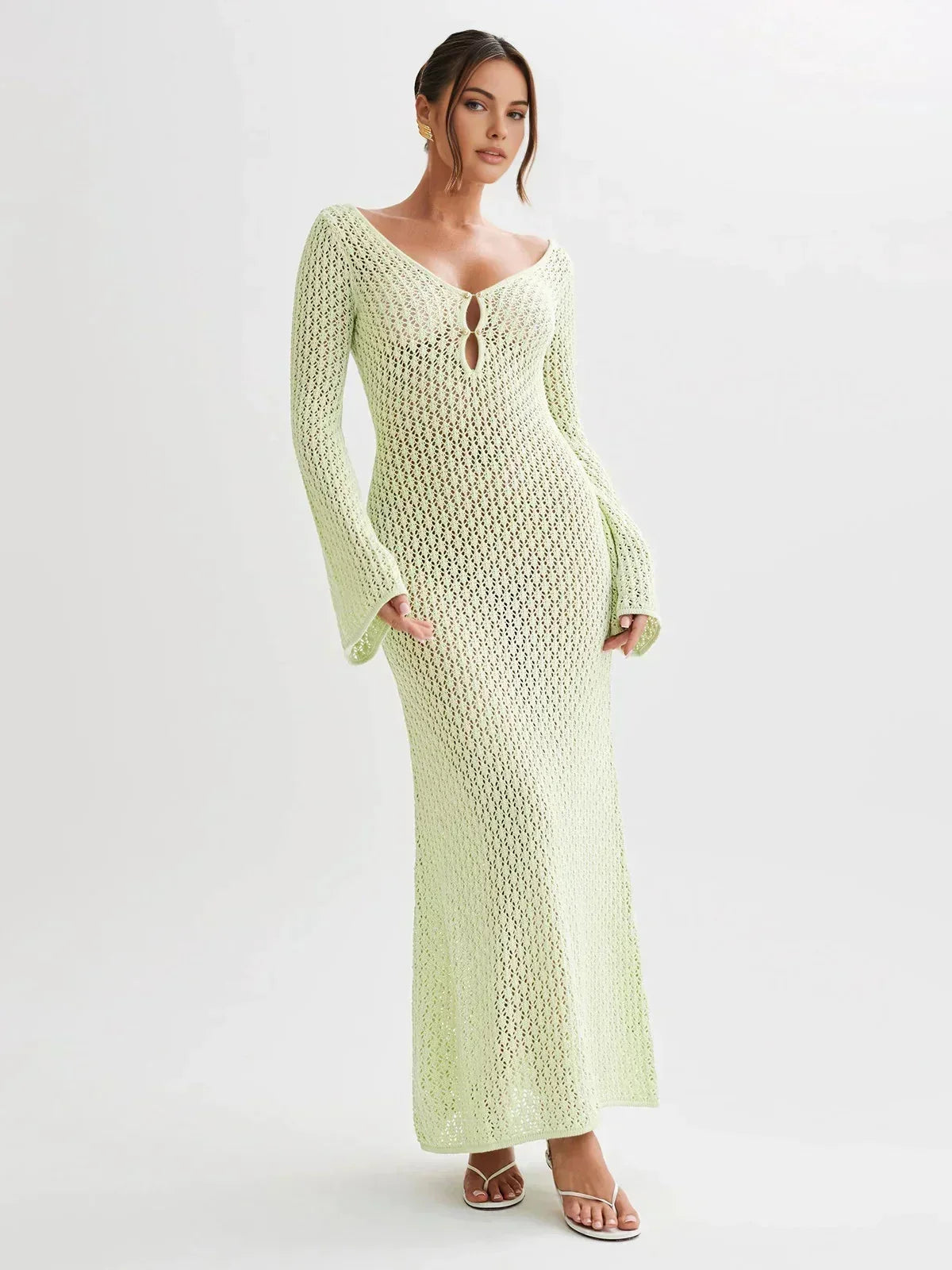 Maxi robe ajustée en crochet avec manches longues et col en V, idéale pour les soirées élégantes, en tissu doux et léger.