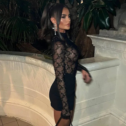 Mini robe noire moulante en dentelle, manches longues, parfaite pour les soirées club avec un design élégant et ajusté.