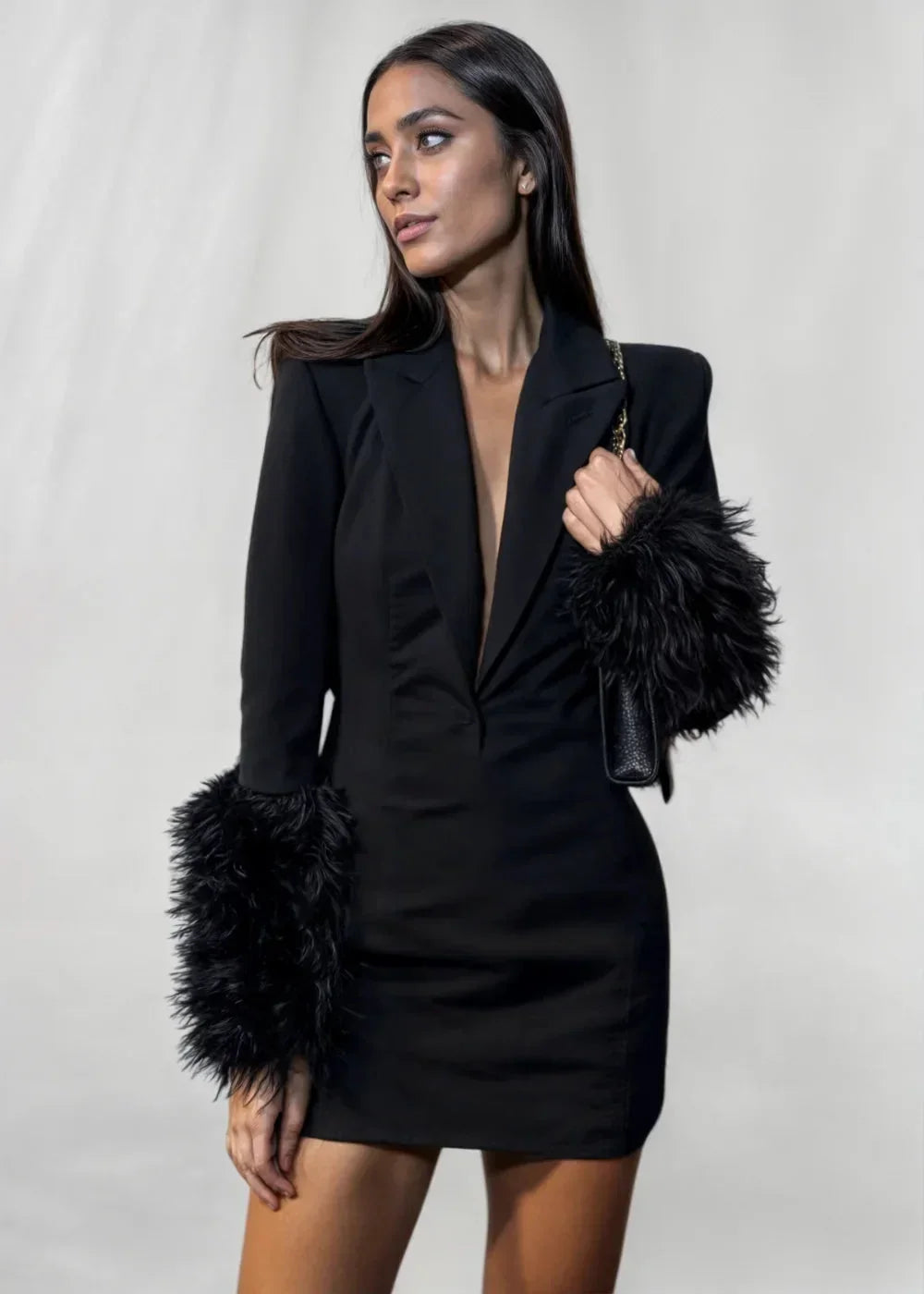 Mini robe noire ajustée avec manches texturées, parfaite pour les soirées clubbing, en tissu confortable et extensible.