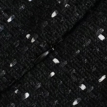 Mini robe noire perlée avec découpes, manches épaules nues, tissu léger et détails en perles pour un look élégant.