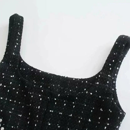 Mini robe noire perlée avec découpes, manches épaules nues, en tissu fluide et élégant, idéale pour soirées et événements.