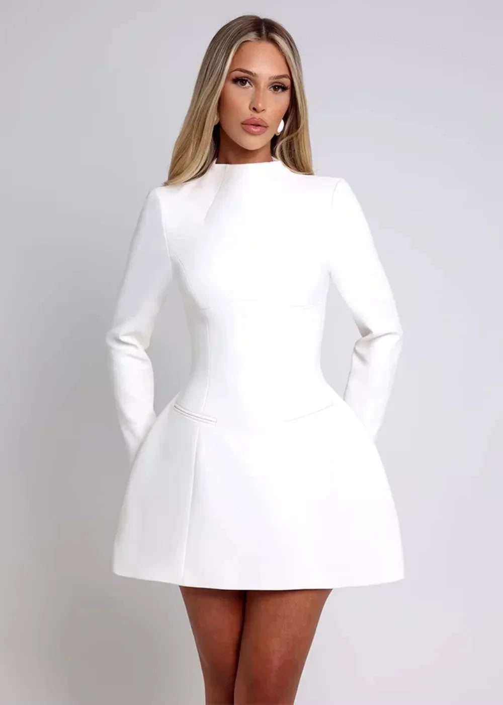 Mini robe évasée, manches longues, dos nu, en tissu léger, idéale pour les soirées. Design élégant et confortable.