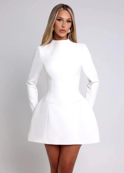 Mini robe évasée, manches longues, dos nu, en tissu léger, idéale pour les soirées. Design élégant et confortable.