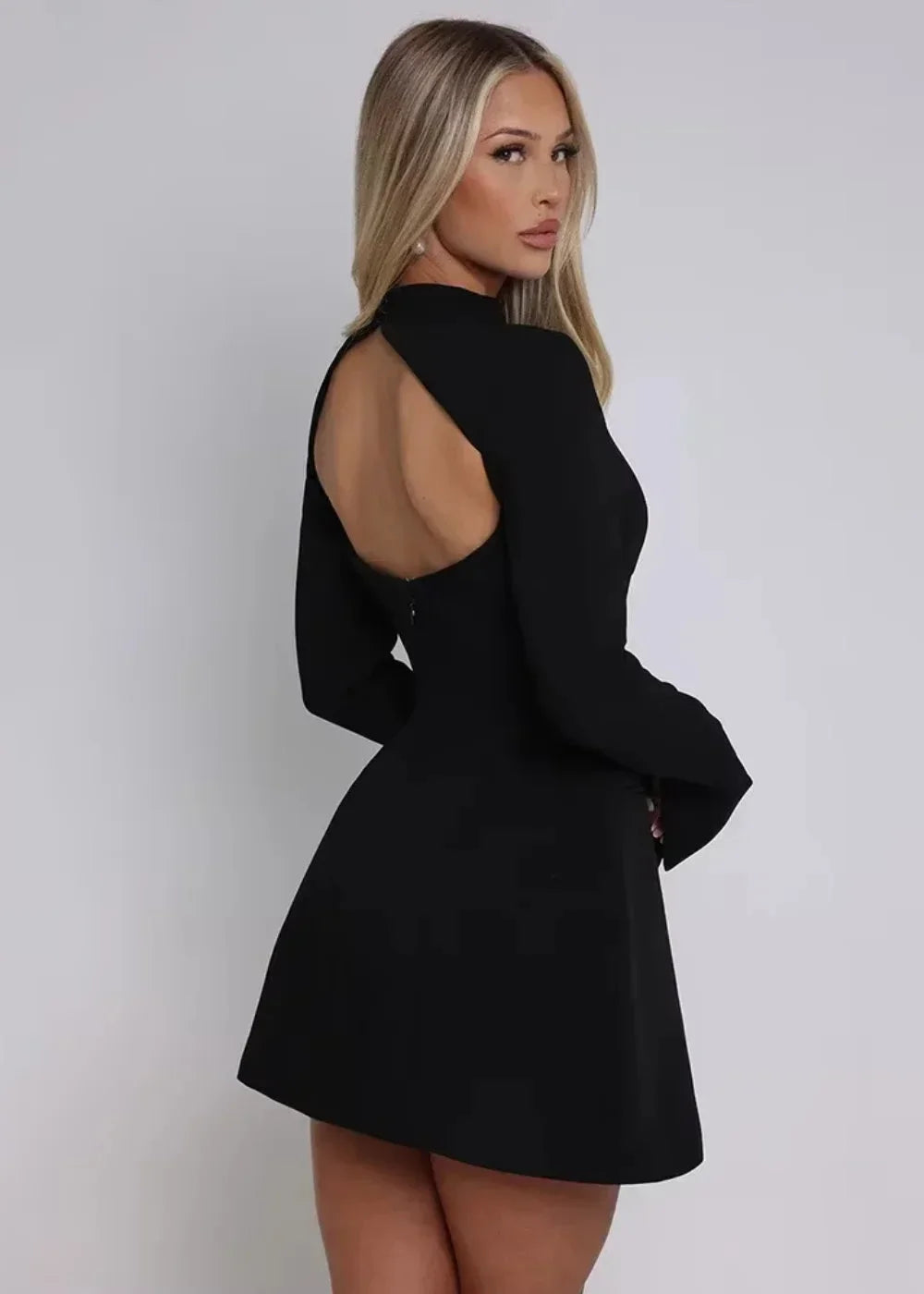 Mini robe évasée à manches longues avec un dos nu élégant, confectionnée en tissu léger pour une option idéale pour les…