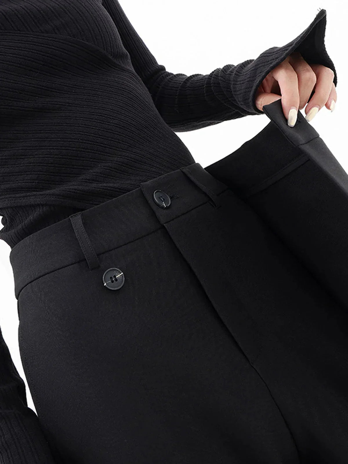 Pantalon femme noir à coupe large, avec bouton asymétrique et en mélange de coton pour un confort décontracté.